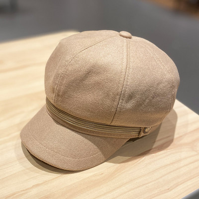 Női sapka napellenzővel és fém elemmel