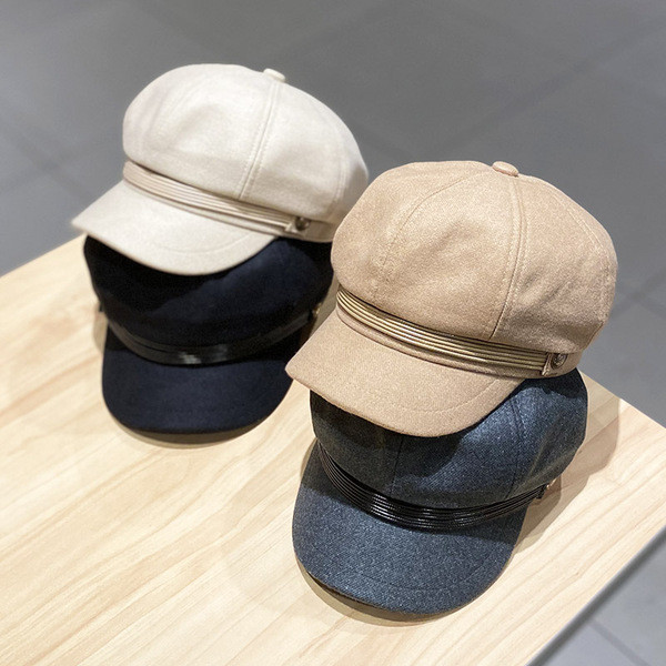 Női sapka napellenzővel és fém elemmel