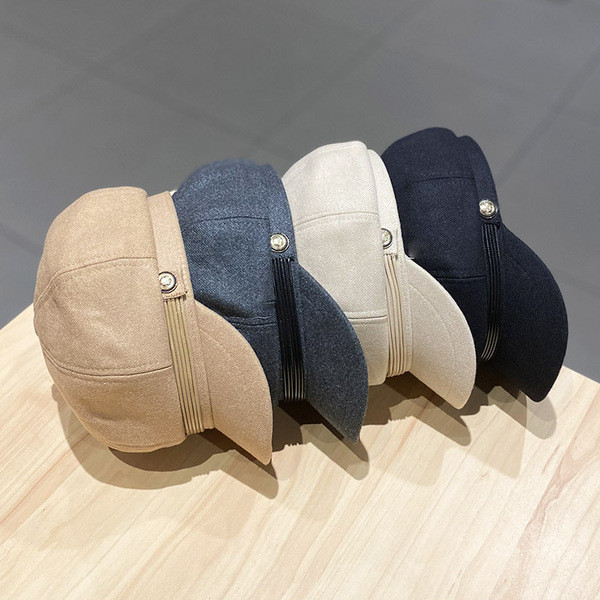 Női sapka napellenzővel és fém elemmel