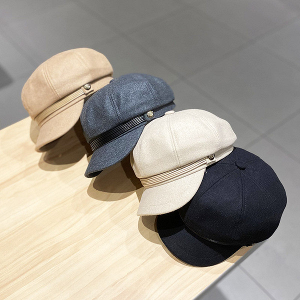 Női sapka napellenzővel és fém elemmel