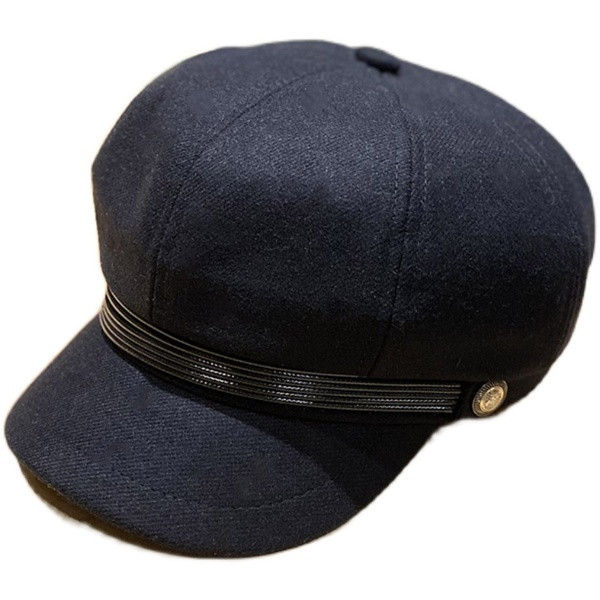 Női sapka napellenzővel és fém elemmel