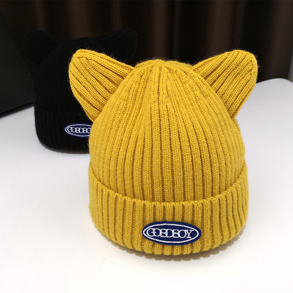 Kötött női sapka 3D elemmel több színben