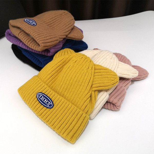 Kötött női sapka 3D elemmel több színben