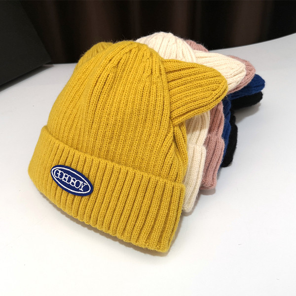 Kötött női sapka 3D elemmel több színben