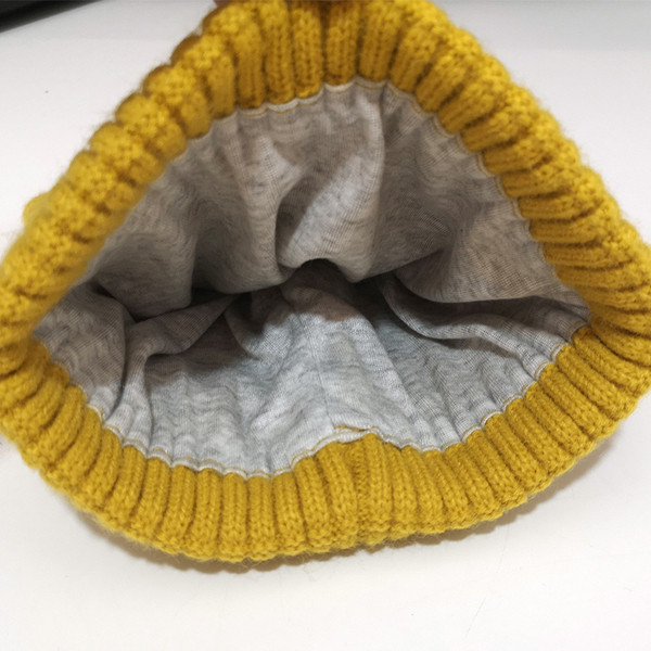 Kötött női sapka 3D elemmel több színben