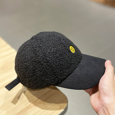 Női alkalmi sapka napellenzővel és hímzéssel