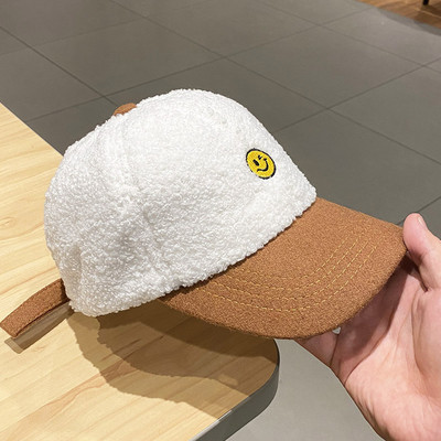 Női alkalmi sapka napellenzővel és hímzéssel