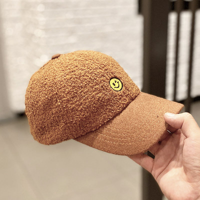 Női alkalmi sapka napellenzővel és hímzéssel