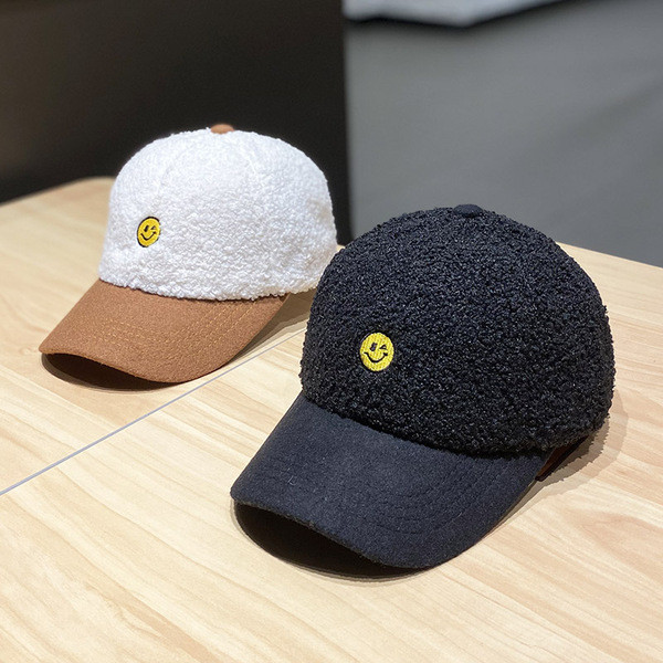 Női alkalmi sapka napellenzővel és hímzéssel