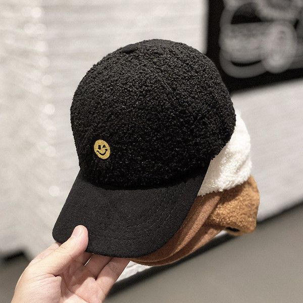 Női alkalmi sapka napellenzővel és hímzéssel