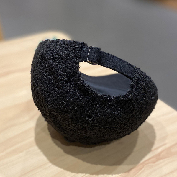 Női alkalmi sapka napellenzővel és hímzéssel