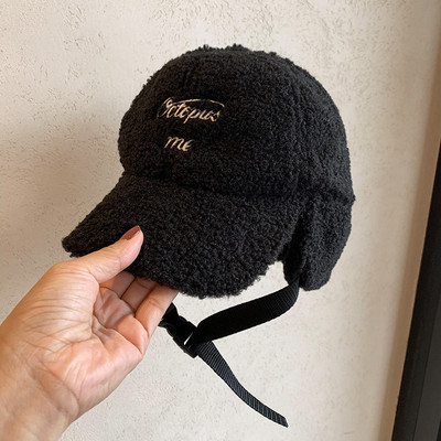 Női pehelysapka hímzéssel