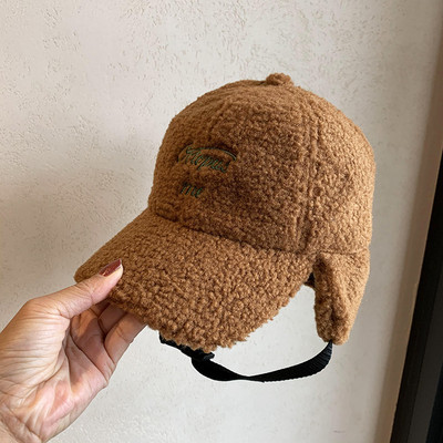 Női pehelysapka hímzéssel