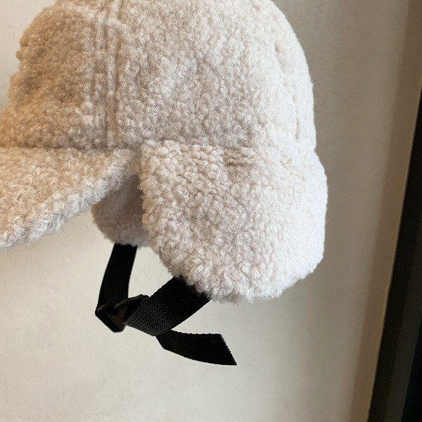 Női pehelysapka hímzéssel