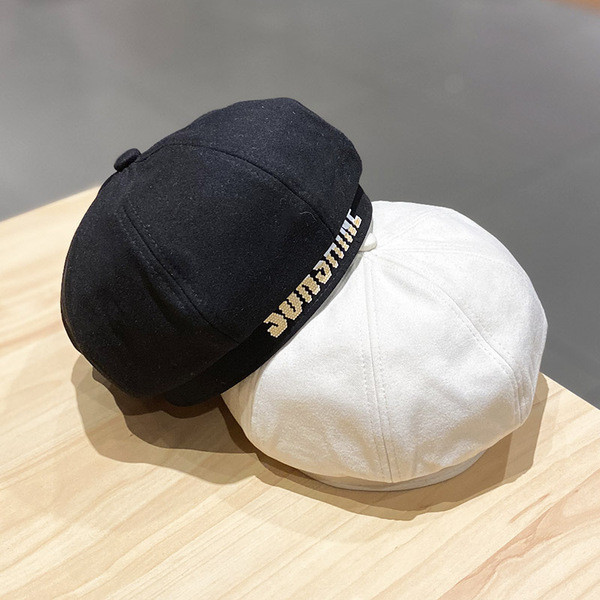 Női barett típusú sapka felirattal