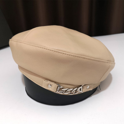 Bőr női barett típusú sapka fém díszítéssel
