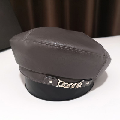 Bőr női barett típusú sapka fém díszítéssel