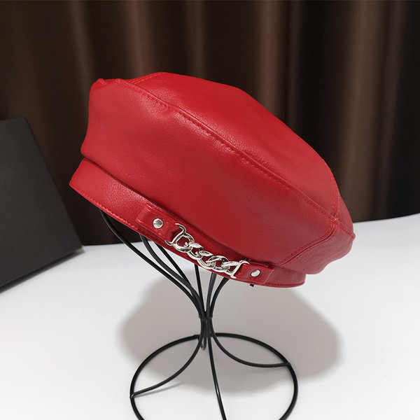 Bőr női barett típusú sapka fém díszítéssel