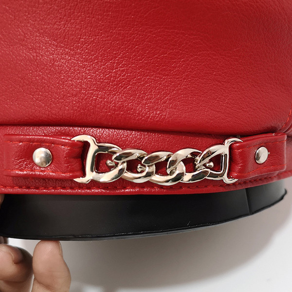 Bőr női barett típusú sapka fém díszítéssel