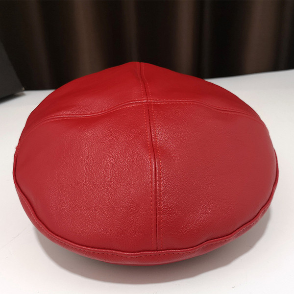 Bőr női barett típusú sapka fém díszítéssel