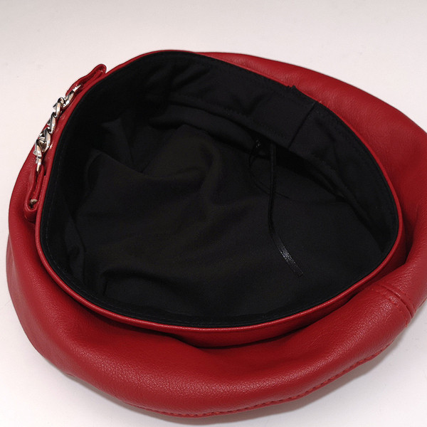 Bőr női barett típusú sapka fém díszítéssel