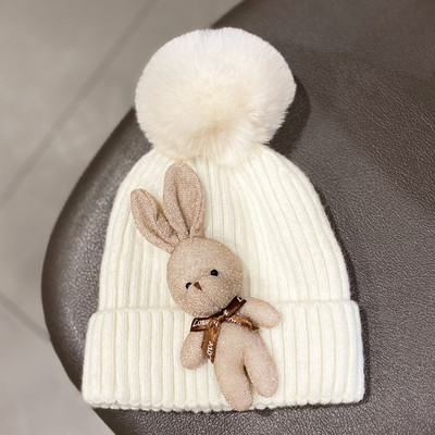 Kötött női sapka tollal és kiegészítővel