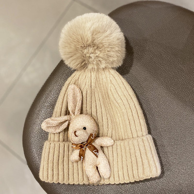 Kötött női sapka tollal és kiegészítővel