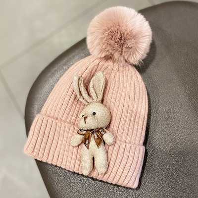 Kötött női sapka tollal és kiegészítővel