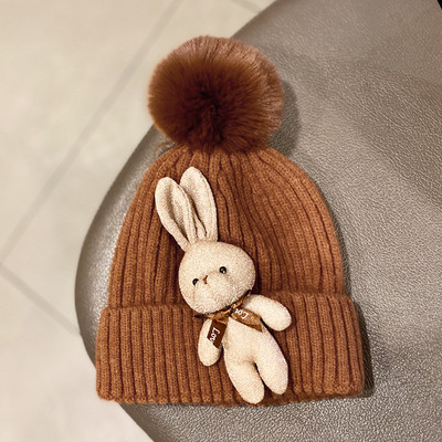 Kötött női sapka tollal és kiegészítővel