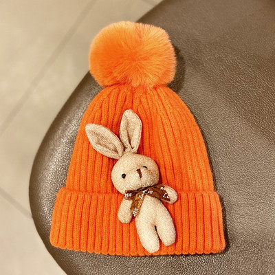 Kötött női sapka tollal és kiegészítővel