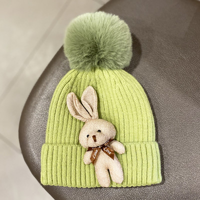 Kötött női sapka tollal és kiegészítővel