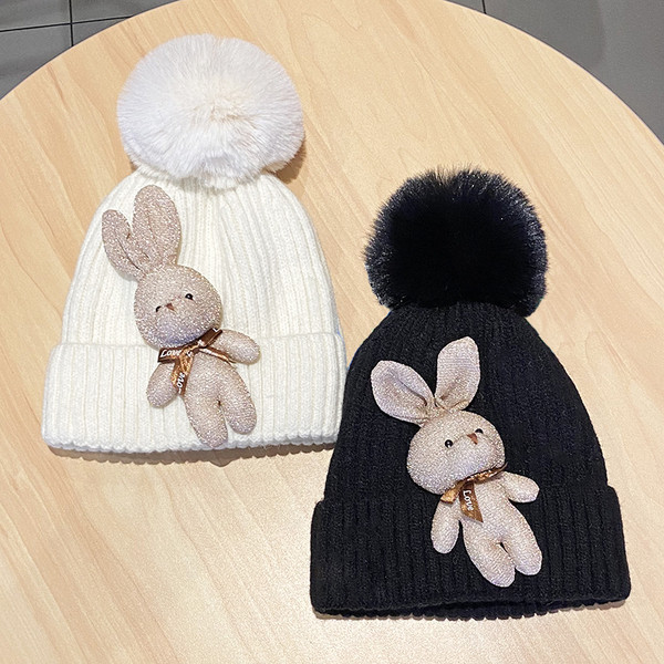 Kötött női sapka tollal és kiegészítővel