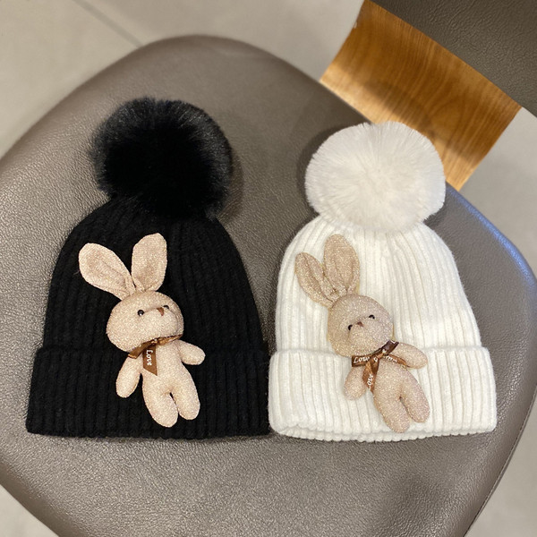 Kötött női sapka tollal és kiegészítővel