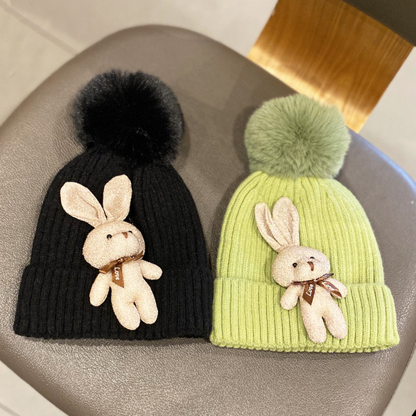 Kötött női sapka tollal és kiegészítővel