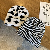 Alkalmi női téli sapka állatmintával