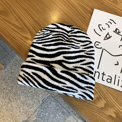 Alkalmi női téli sapka állatmintával