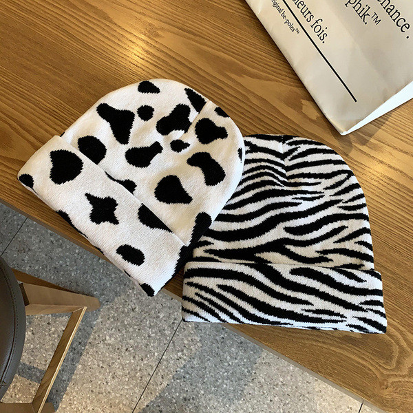 Alkalmi női téli sapka állatmintával