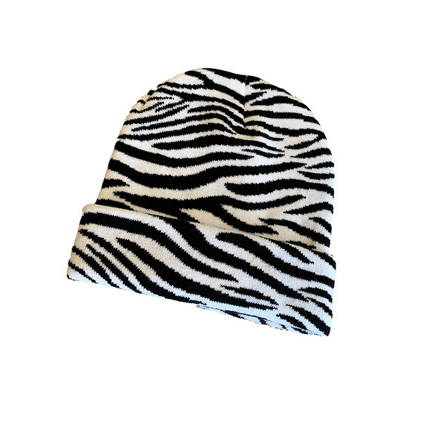 Alkalmi női téli sapka állatmintával