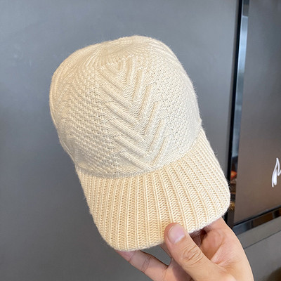 Kötött női sapka napellenzővel - több modell