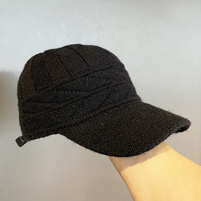 Kötött női sapka napellenzővel - több modell