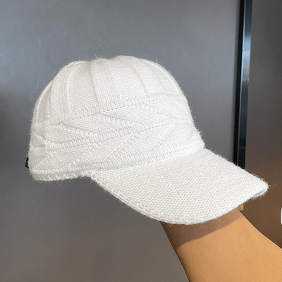 Kötött női sapka napellenzővel - több modell