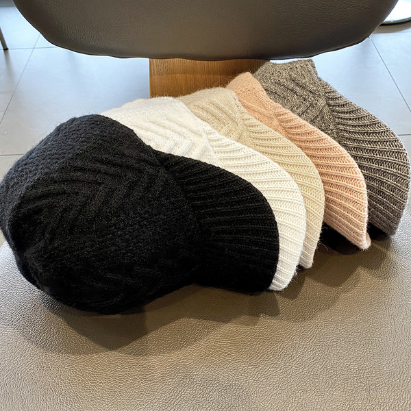 Kötött női sapka napellenzővel - több modell