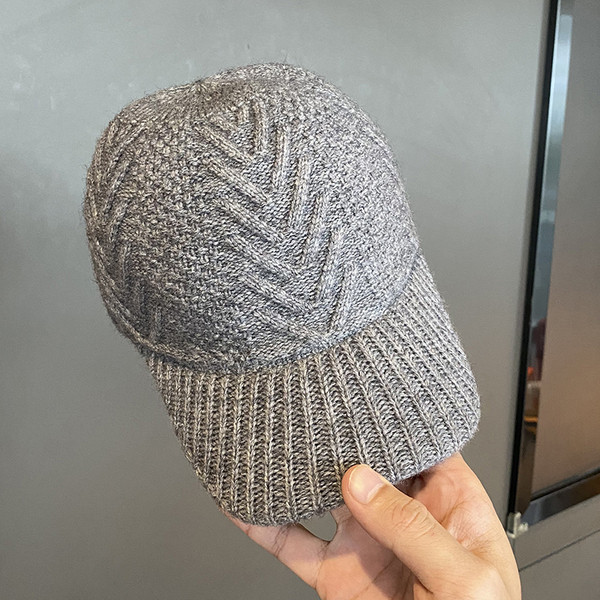 Kötött női sapka napellenzővel - több modell