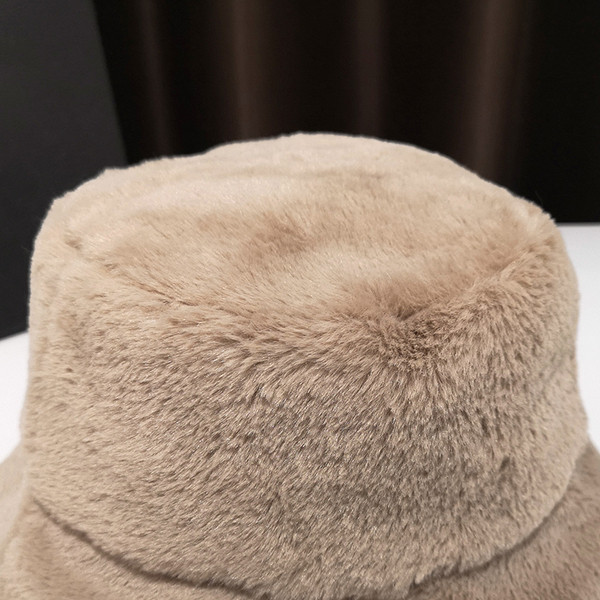 Télre alkalmas plüss női sapka három színben