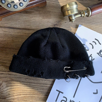 Alkalmi női téli sapka fém elemekkel