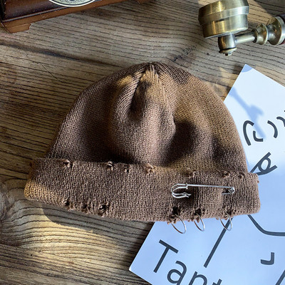 Alkalmi női téli sapka fém elemekkel