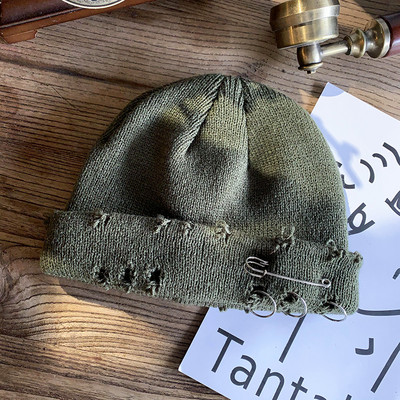 Alkalmi női téli sapka fém elemekkel