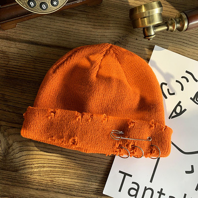 Alkalmi női téli sapka fém elemekkel