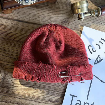 Alkalmi női téli sapka fém elemekkel