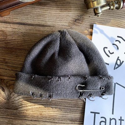 Alkalmi női téli sapka fém elemekkel